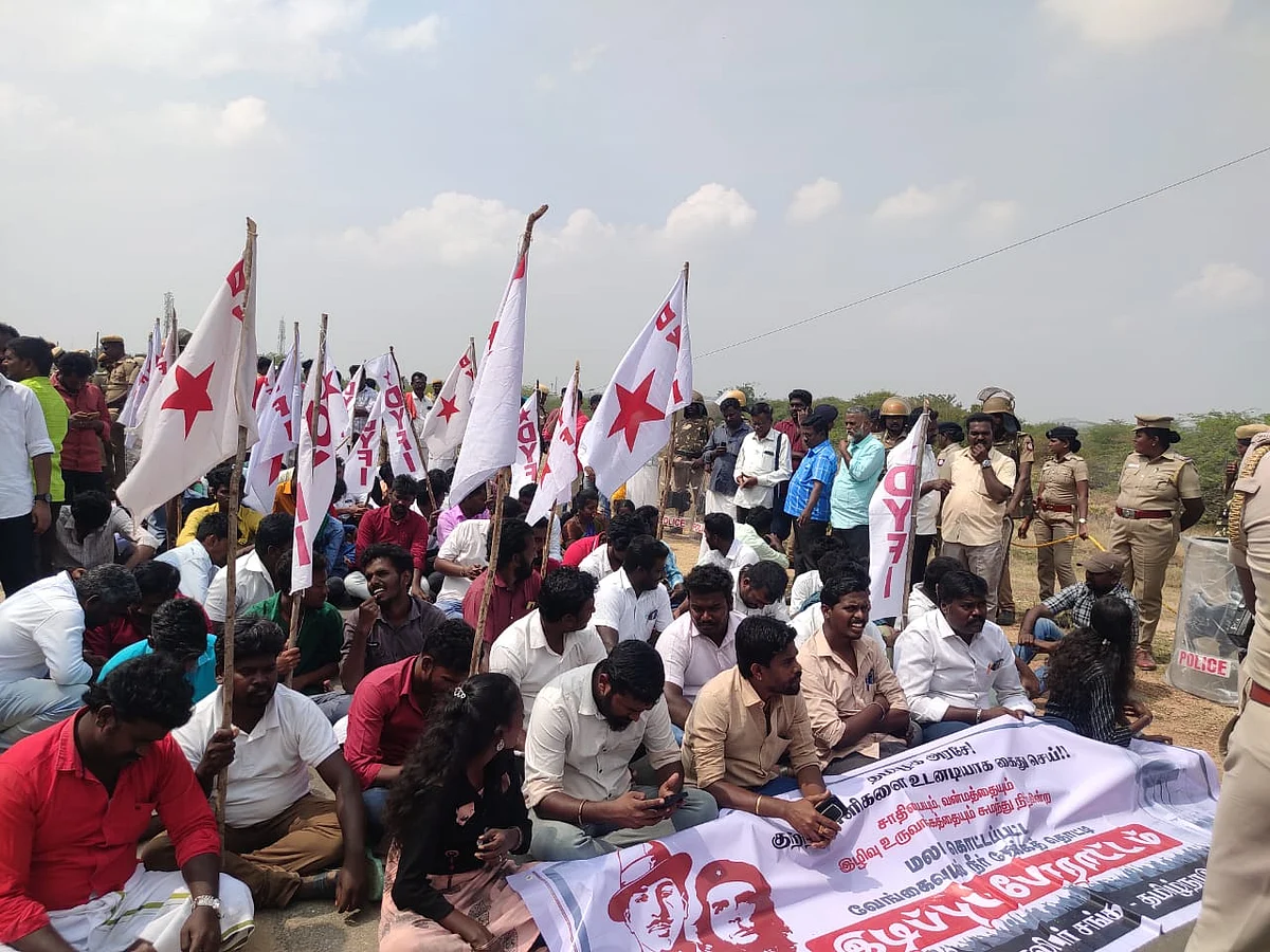 வேங்கைவயல் குடிநீர் தொட்டியை இடித்து தள்ளுங்கள்: சாலை மறியல் செய்த ஜனநாயக வாலிபர் சங்கம்