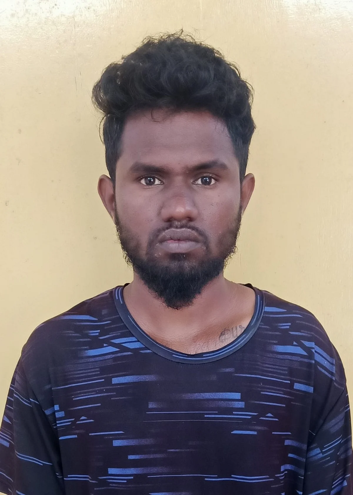 துணி எடுத்ததற்கு பணம் கொடுங்கள்: கடை உரிமையாளரை பதறவைத்த இளைஞர்கள்