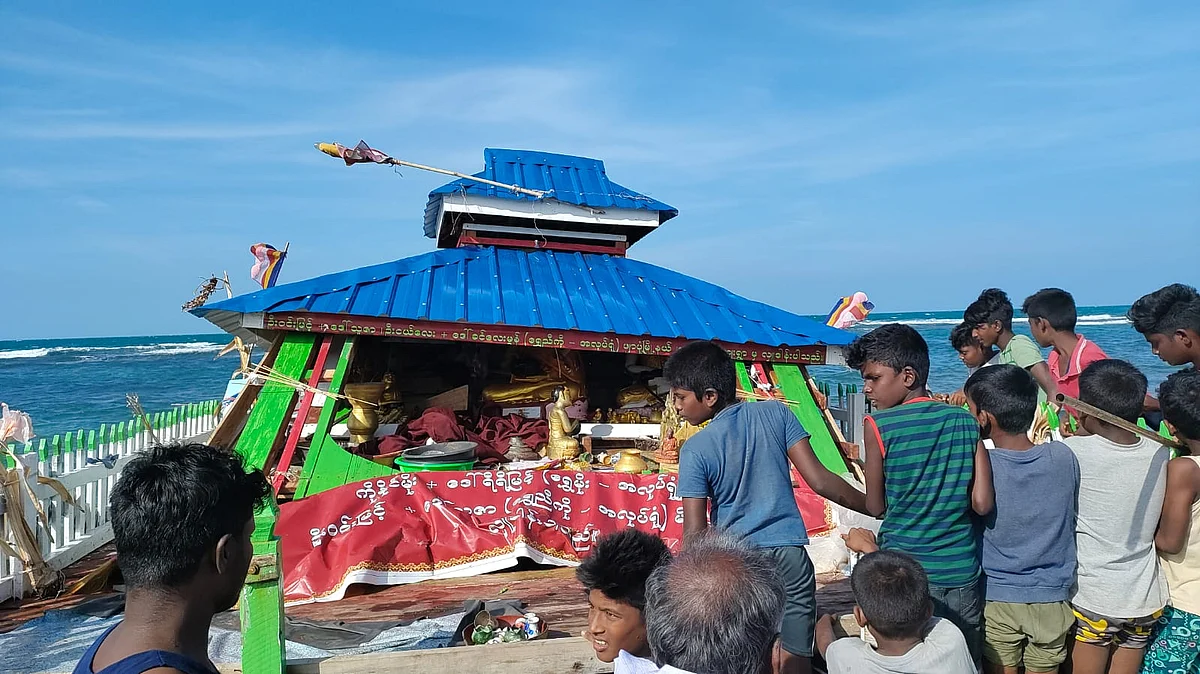 ராமேஸ்வரத்தில் கரை ஒதுங்கிய ஆந்திர மரத்தேர்: புத்தர் சிலையை பார்க்க குவிந்த மக்கள்