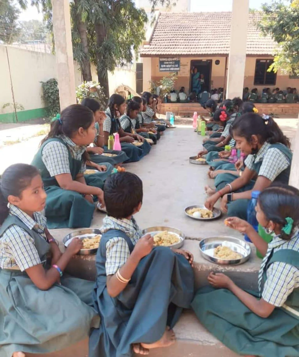 பிறந்தநாளில் வெஜிடபிள் பிரியாணி: அரசுப்பள்ளி மாணவர்களுக்கு விருந்து படைத்த தலைமை ஆசிரியை