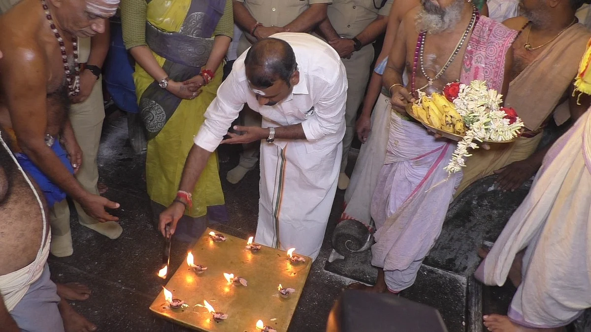 எள் தீபம் ஏற்றி வைத்து திருநள்ளாறு சனீஸ்வரனை வழிபட்ட மத்திய அமைச்சர் எல்.முருகன்