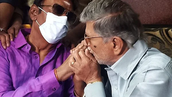 விஜயகாந்தின் கையைப்பிடித்து முத்தமிட்ட எஸ்.ஏ.சந்திரசேகர்