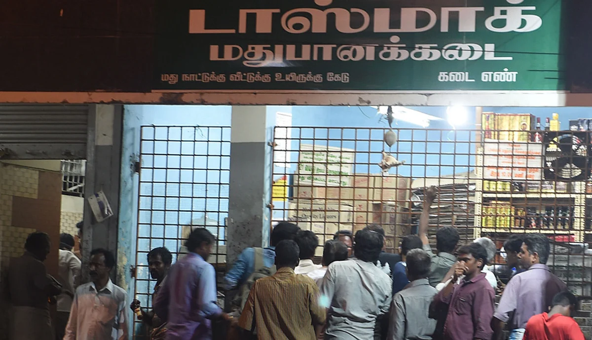 மாமூல் தர மறுத்த டாஸ்மாக் கடைகளை மூடிய அதிகாரிகள் - தர்ணாவில் குதித்த மதுப்பிரியர்கள்