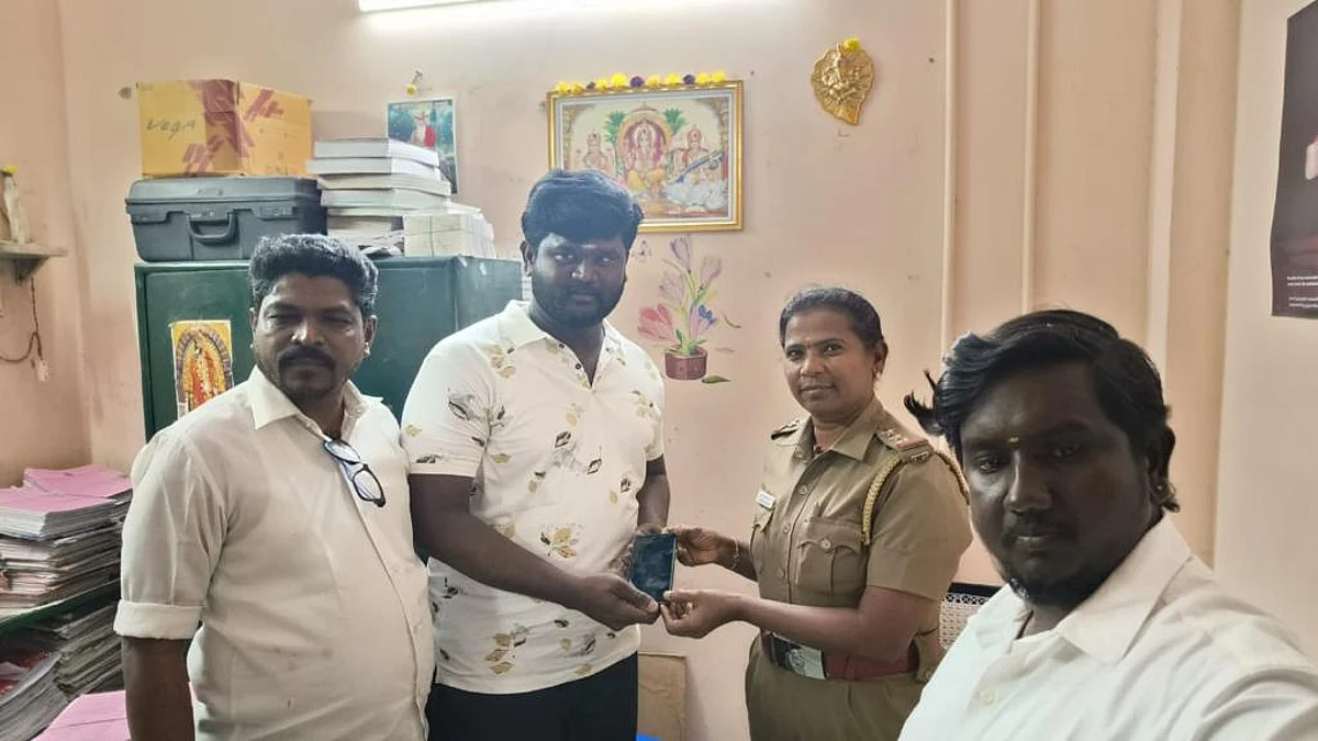 சின்னத்திரை நடிகர் அழகப்பனிடம் செல்போன் ஒப்படைத்த காவல்துறை