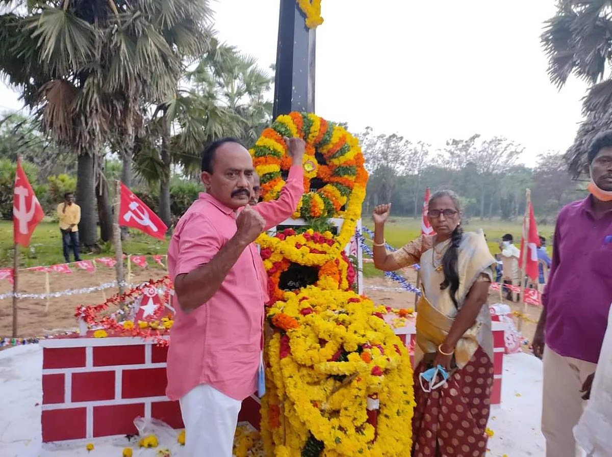 பொது வேலைநிறுத்தத்தில் பங்கேற்றதால் கொல்லப்பட்ட தொழிலாளர்கள்: நினைவிடத்தில் அஞ்சலி