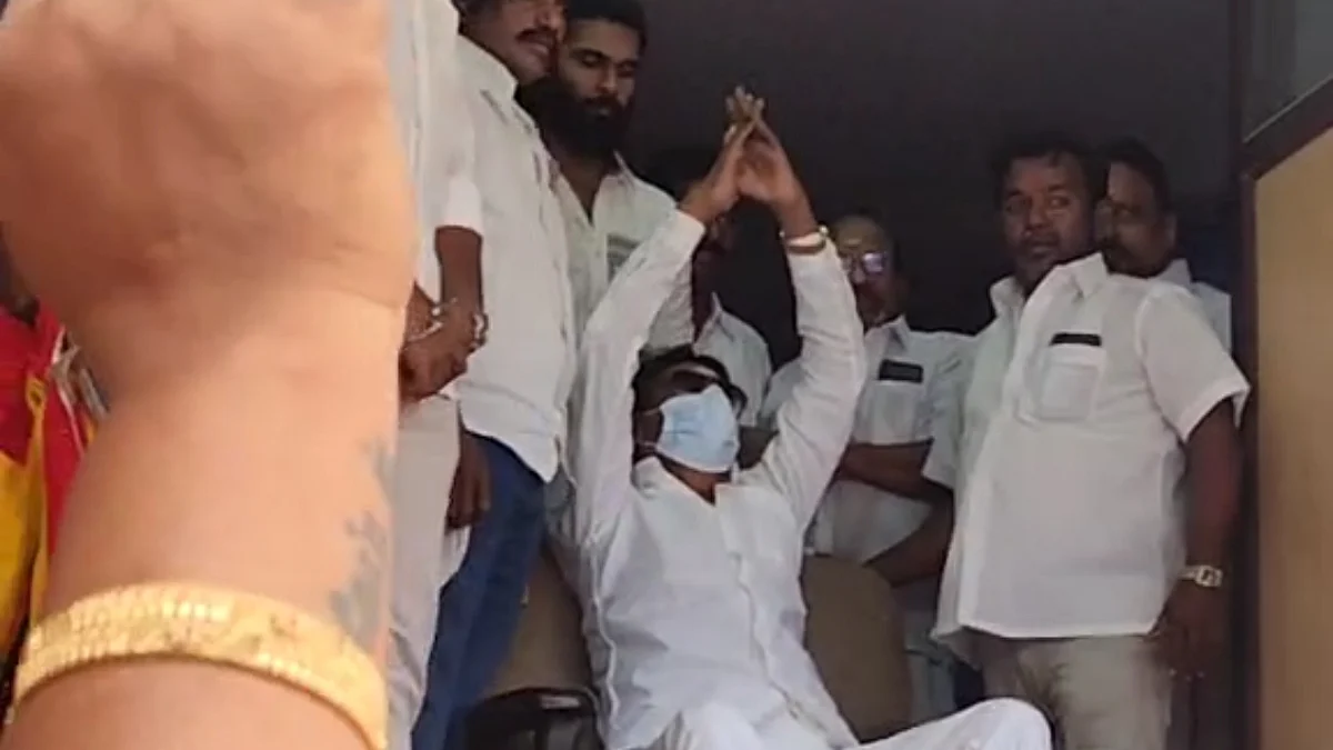 தொண்டர்களைச் சந்தித்த தேமுதிக தலைவர் விஜயகாந்த்: புத்தாண்டு பரிசு வழங்கிய பிரேமலதா
