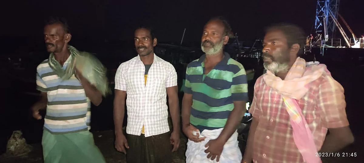காணாமல் போன 4 மீனவர்களைத் தேடிய ஹெலிகாப்டர்: எஞ்சின் பழுதால் என்ன நடந்தது?