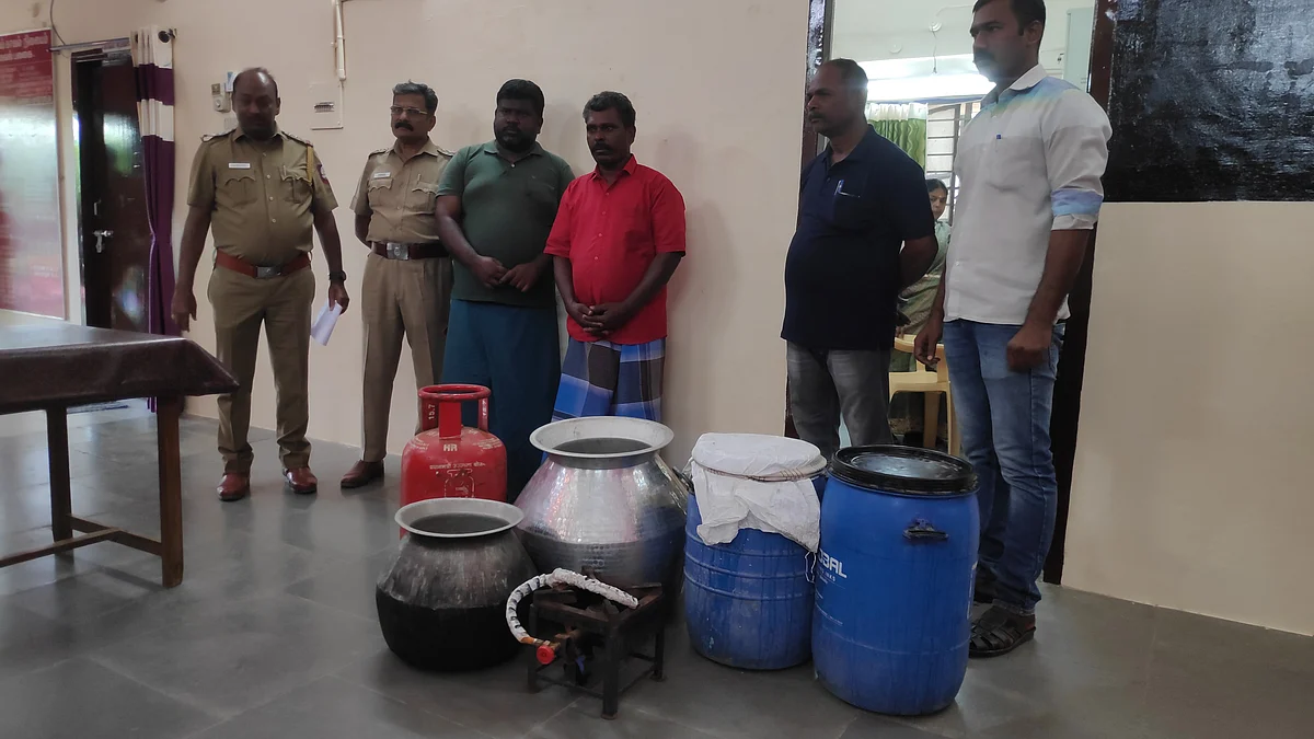 தோட்டத்தில் காய்ச்சப்பட்ட சாராயம்: போலீஸாரின் அதிரடி நடவடிக்கையில் சிக்கிய கும்பல்
