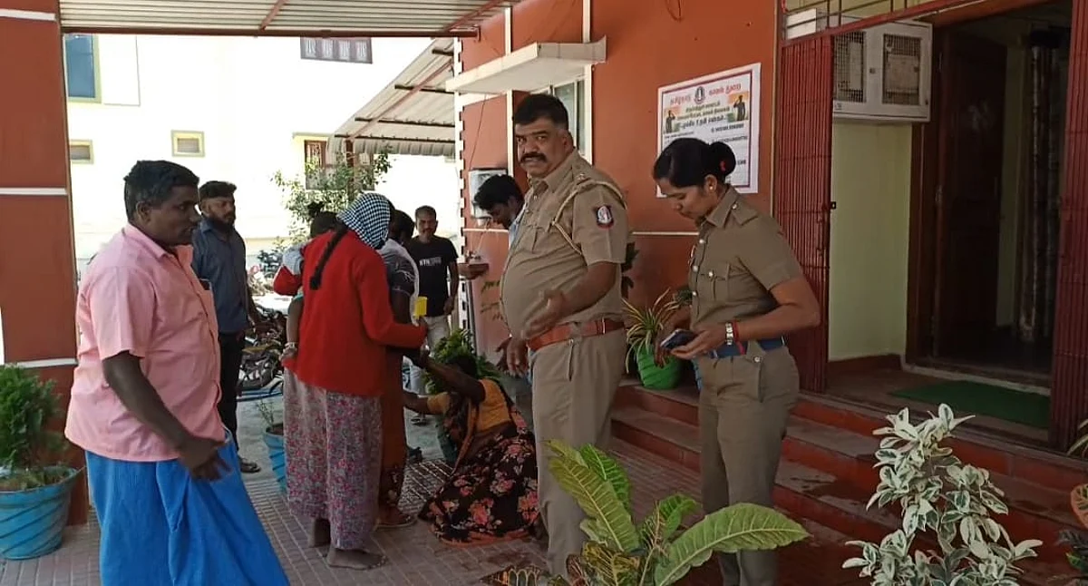 காவல் நிலையத்தில் பெட்ரோல் ஊற்றி பெண் தீக்குளிக்க முயற்சி: ஜோலார்பேட்டையில் பரபரப்பு
