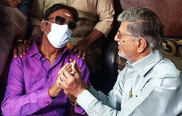 விஜயகாந்த்துடன் எஸ்.ஏ.சந்திரசேகர் சந்திப்பு