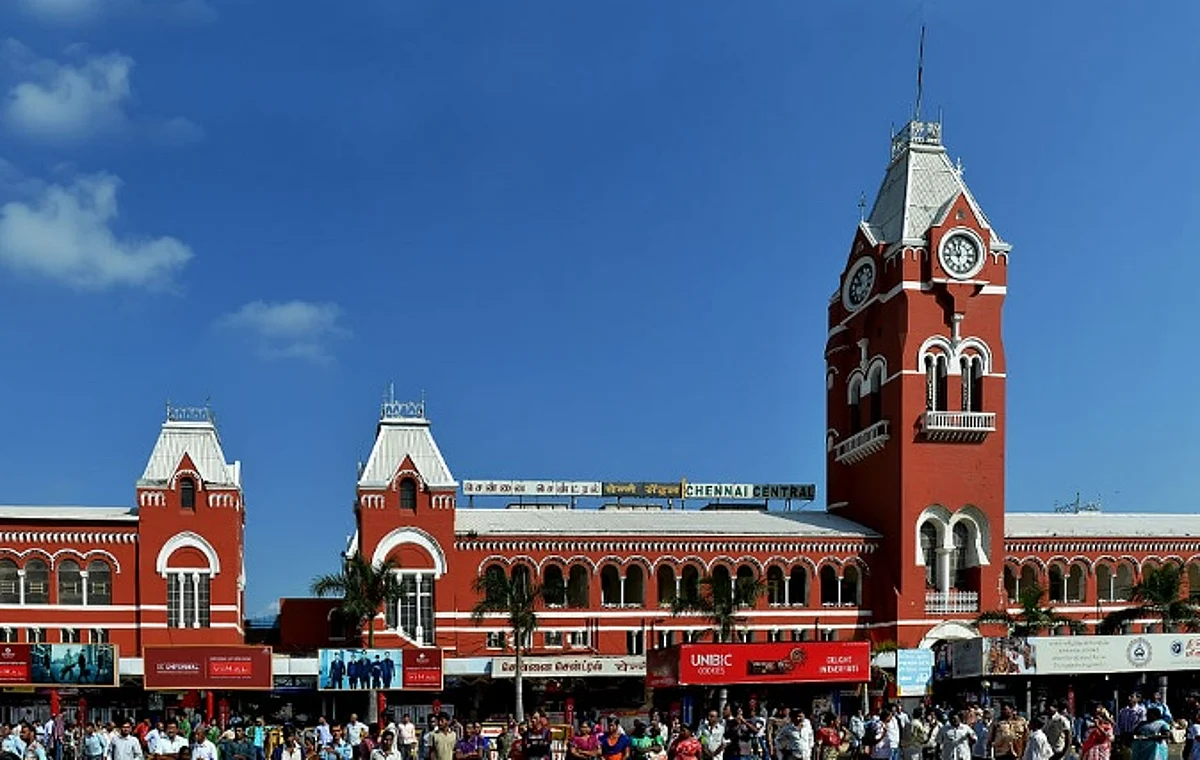 பீர் பாட்டிலை வீசி ரகளை; சென்ட்ரல் ரயில் நிலையத்தில் கல்லூரி மாணவர்கள் அட்டகாசம்: பயணிகள் அலறியடித்து ஓட்டம்