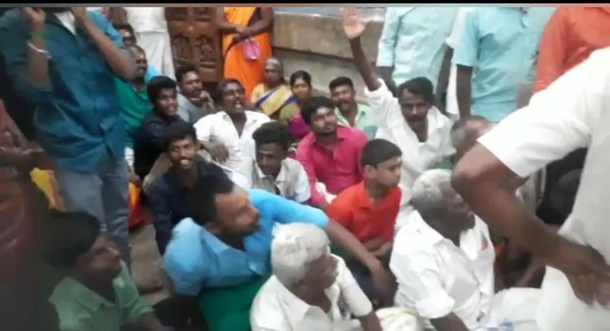பால்குடத்துடன் பக்தர்கள் உள்ளிருப்பு போராட்டம்: திருமலைக்குமாரசாமி திருக்கோயிலில் பரபரப்பு!