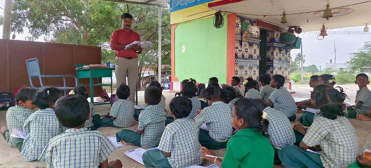 இடிக்கப்பட்ட அரசுப் பள்ளி கட்டிடங்கள்; தவிக்கும் 13 கிராமப்பள்ளி மாணவர்கள்: 2 மாதமாக தொடரும் வேதனை