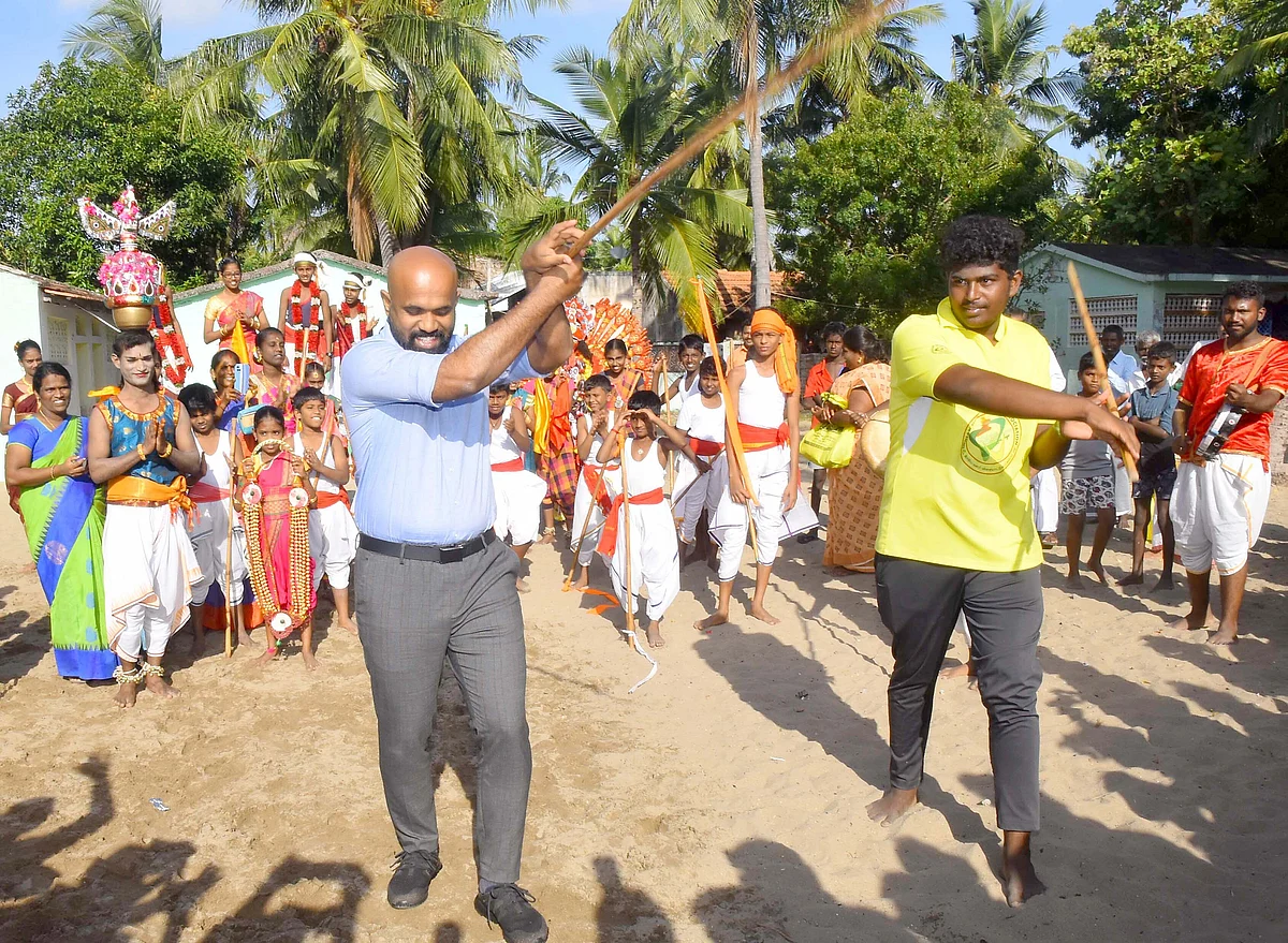 தலையில் கரகம், கையில் சிலம்பம்: ராமேஸ்வரத்தில் சுற்றுலா பொங்கல் விழாவில் அசத்திய ராமநாதபுரம் கலெக்டர்