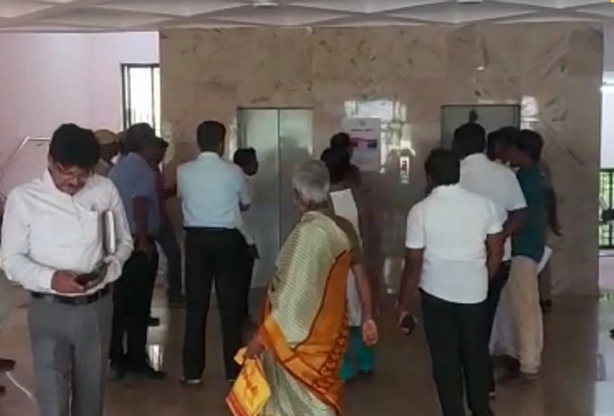 லிஃப்ட்டுக்கு வெளியே பரிதவிப்போடு காத்திருக்கும் ஆட்சியர் அலுவலக ஊழியர்கள் மற்றும் பொதுமக்கள்