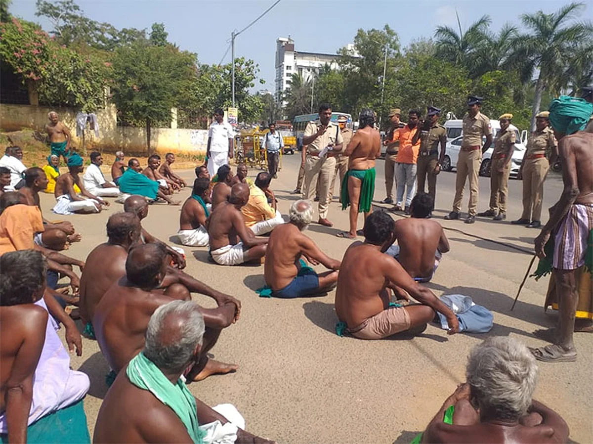 அரை நிர்வாணப் போராட்டம் நடத்திய அய்யாக்கண்ணு: திருச்சி கலெக்டர் அலுவலகத்தில் பரபரப்பு