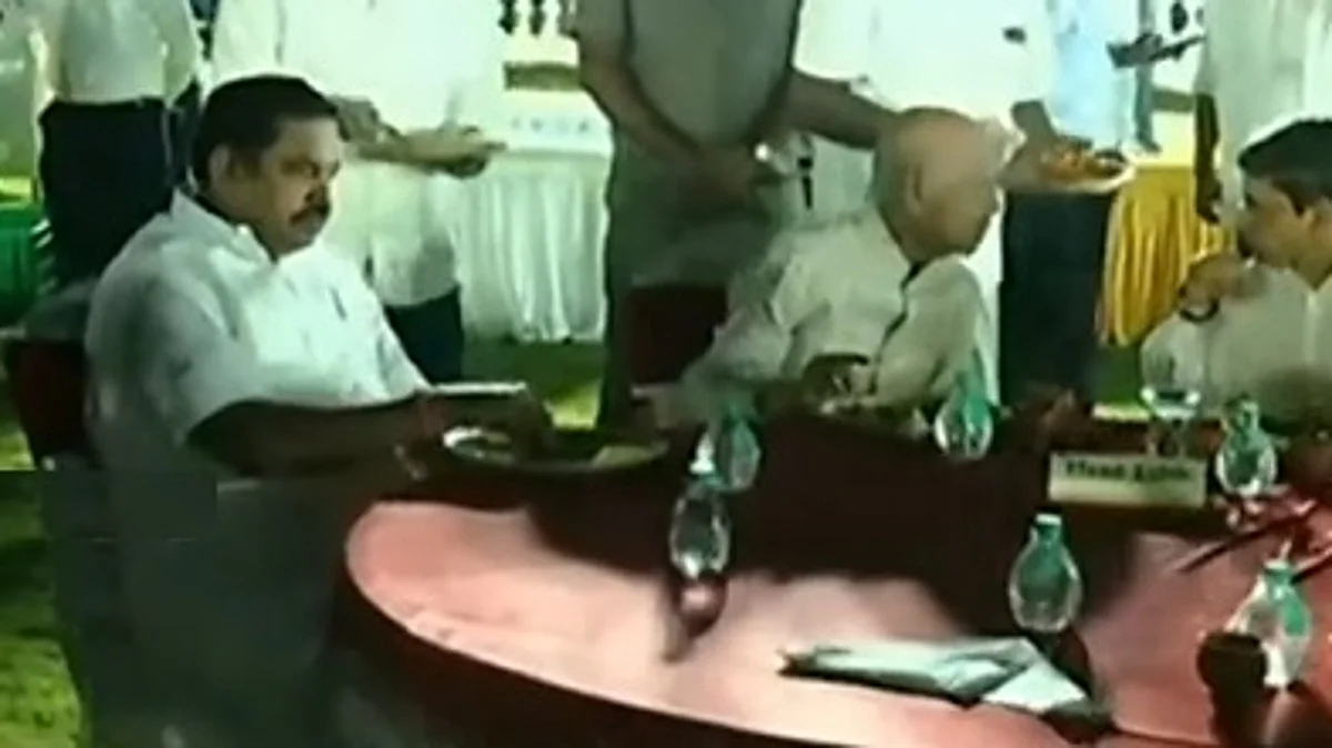வலதுபக்கம் ஓபிஎஸ், இடதுபக்கம் ஈபிஎஸ், நடுவில் ஆளுநர் ரவி: ஒரே மேஜையில் நடந்த தேநீர் விருந்து