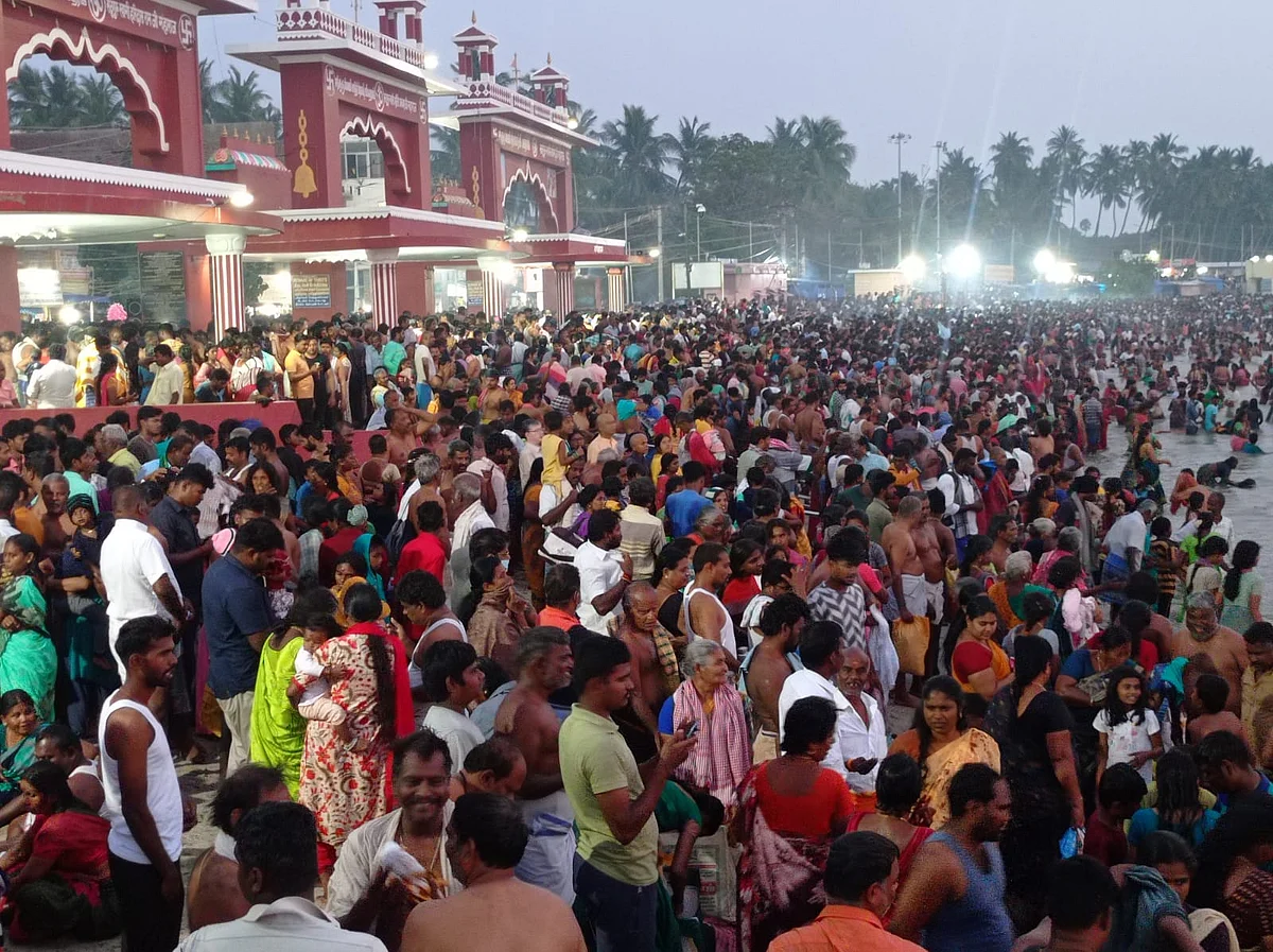 தை அமாவாசையை முன்னிட்டு அக்னி தீர்த்தக்கடலில் குவிந்த பக்தர்கள்
