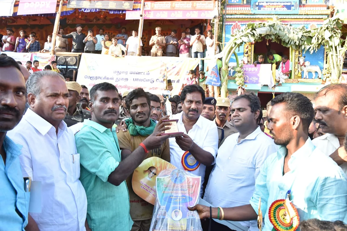 கார் பரிசு பெற்ற தமிழரசன்.
