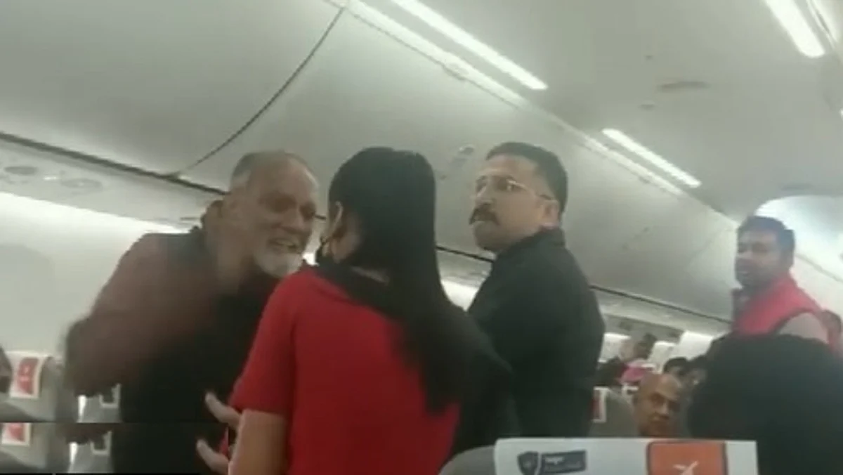 ஸ்பைஸ்ஜெட் விமானப் பணிப்பெண்ணிடம் அத்துமீறிய பயணி: அதிரடி காட்டிய அதிகாரிகள் (வீடியோ)