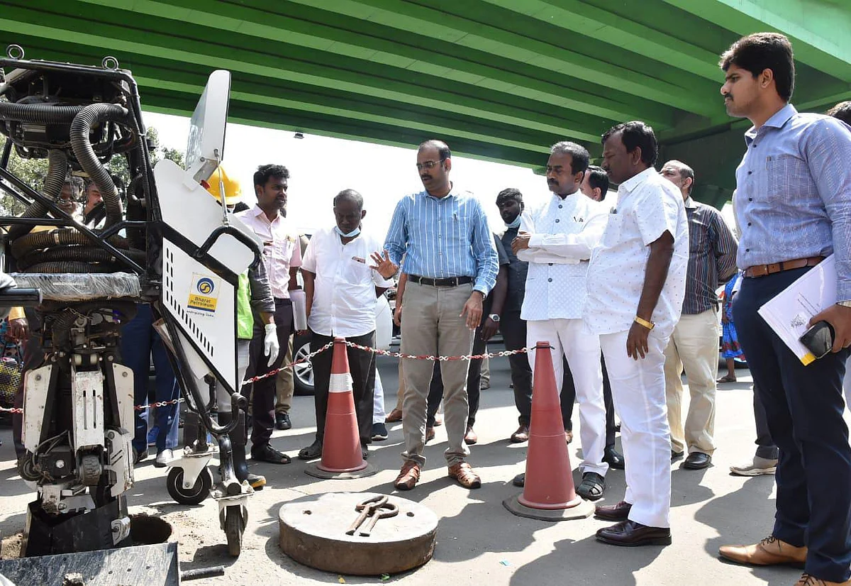 ரோபோ மூலம் பாதாள சாக்கடை சுத்தம்: வியப்பில் ஆழ்ந்த மத்திய அமைச்சர்
