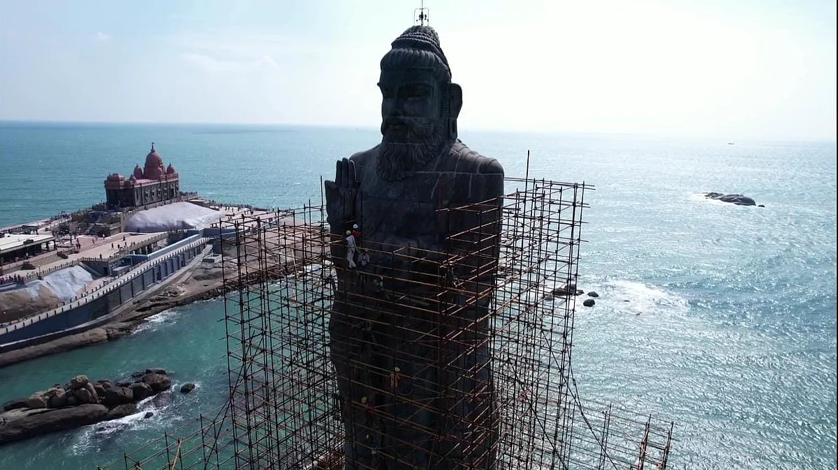 திருவள்ளுவர் சிலைக்கு ரசாயனக்கலவை பூசும் பணி நிறைவு: 60 டன் இரும்பு சாரம் பிரிக்கும் பணி தீவிரம்
