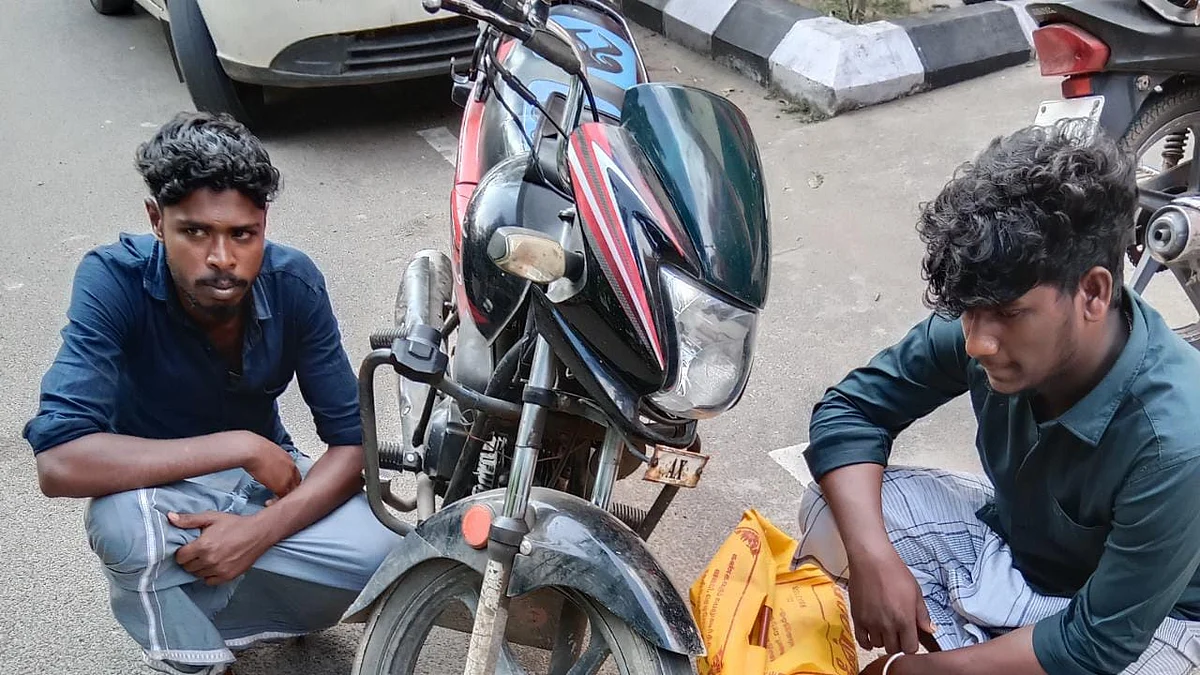 பைக்கில் எடுத்துவரப்பட்ட 450 லிட்டர் சாராயம்: பரிசோதனையில் 6 பேர் சிக்கினர்