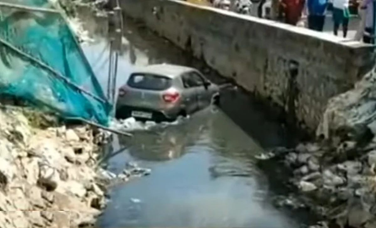 வீட்டிலிருந்து புறப்பட்ட கார் சாக்கடை கால்வாயில் பாய்ந்தது
