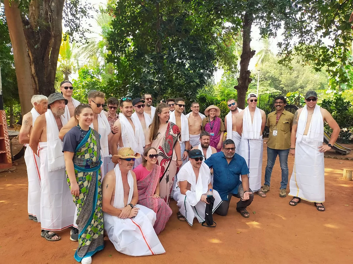 தமிழர் பாரம்பரிய முறைப்படி பொங்கல் கொண்டாட்டம்: வேட்டி, சேலையில் அசத்திய வெளிநாட்டினர்