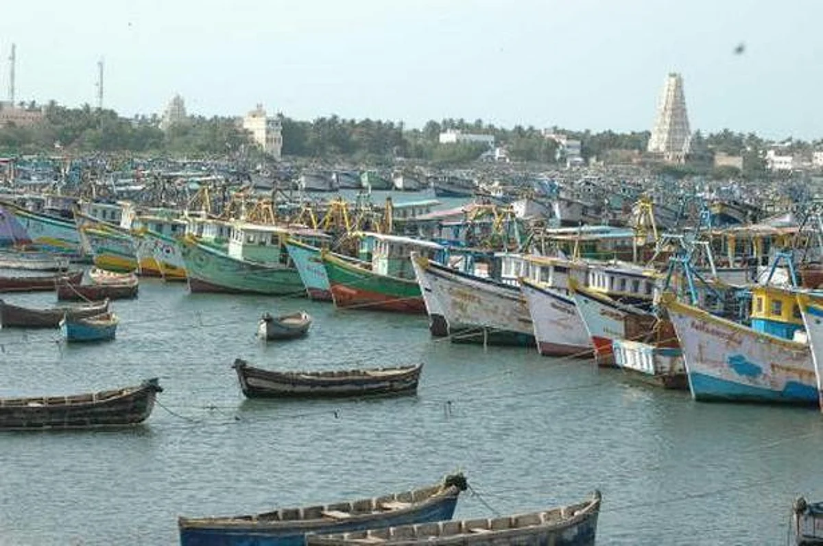 கடலுக்கு சென்ற மண்டபம் மீனவர்கள் 4 பேர் படகுடன் மாயம்; தேடும் சக மீனவர்கள்: கலக்கத்தில் உறவுகள்