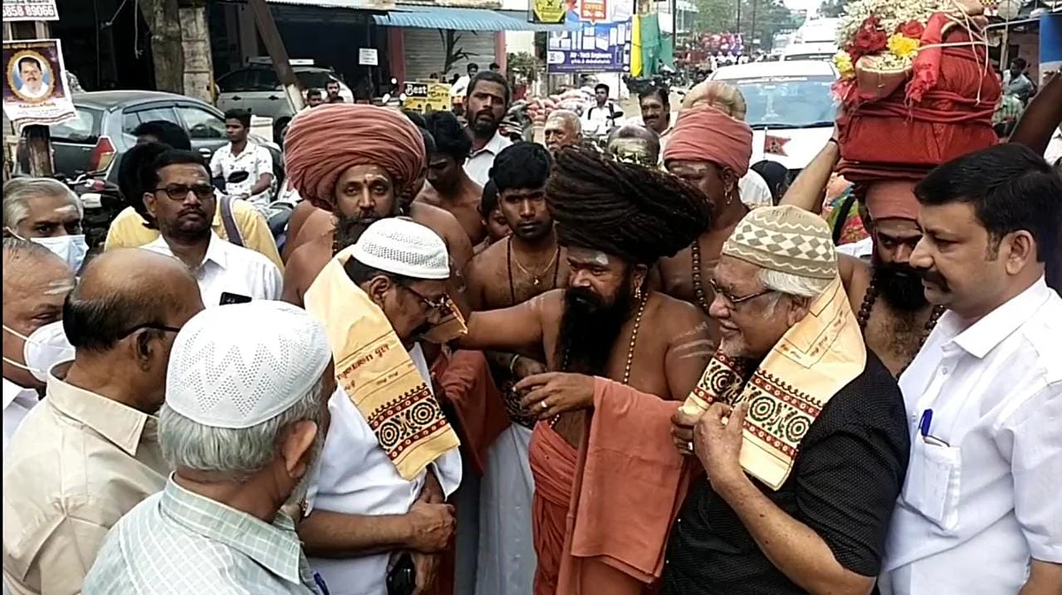 பாதயாத்திரை சென்ற மடாதிபதிக்கு இஸ்லாமியர்கள் உற்சாக வரவேற்பு