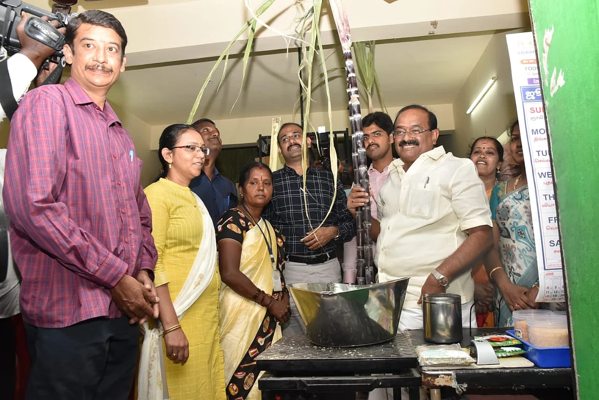 தரமில்லாத அரிசி வழங்குவதாக புகார்; ரேஷன் கடையில் அதிரடி சோதனை செய்த அமைச்சர்: நடந்தது என்ன?