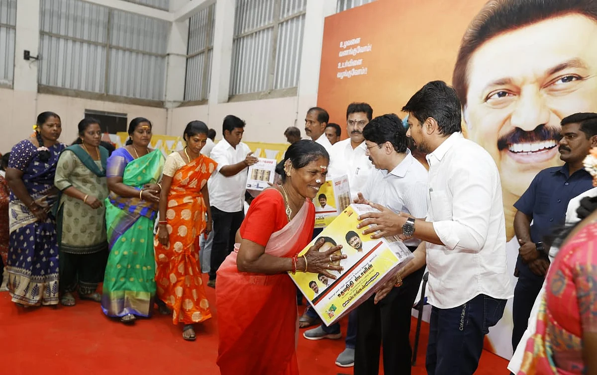 45 ஆயிரம் குடும்பங்களுக்கு பொங்கல் பரிசுப்பொருள்: சொந்த பணத்தில் வழங்கிய அமைச்சர் உதயநிதி ஸ்டாலின்