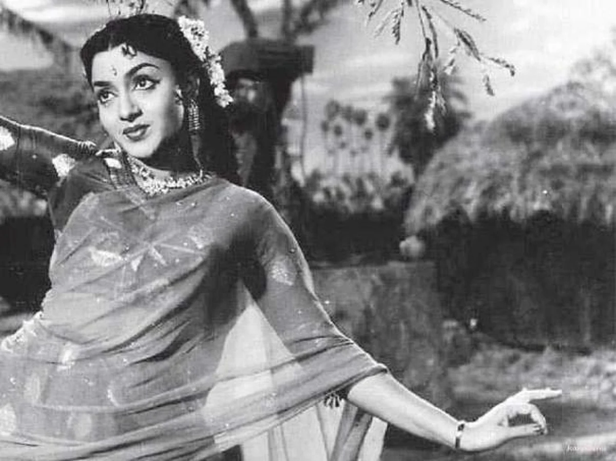 நடனத்தால் ரசிகர்களை இழுத்த சரோஜா!