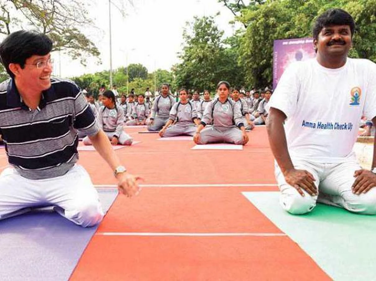 ஹாட் லீக்ஸ்: செயலருக்கு யோகா ‘டிப்ஸ்’ கொடுத்த அமைச்சர்!