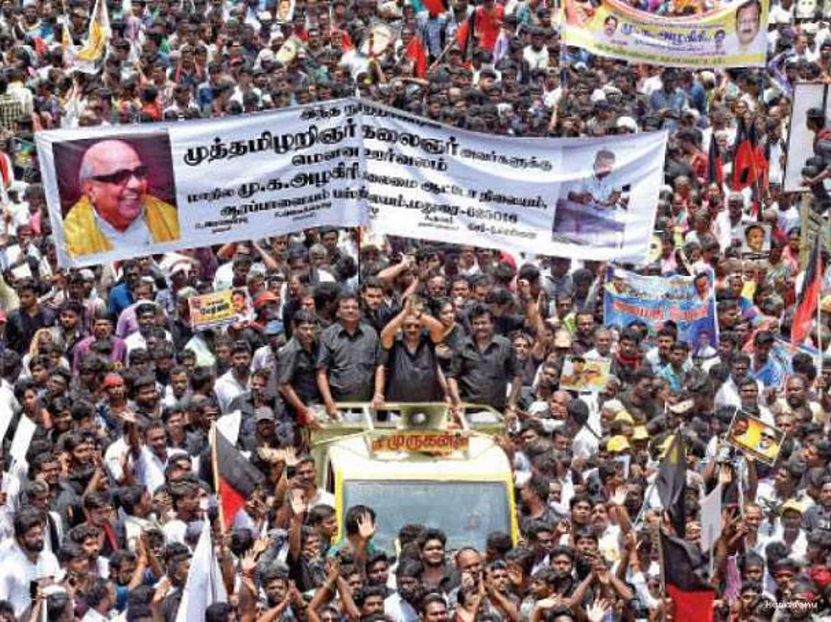 அக்கா சொன்னாங்க.. அண்ணன் கேட்டுக்கிட்டாரு..!- அடங்கிப் போன அழகிரியின் அமைதிப் பேரணி!
