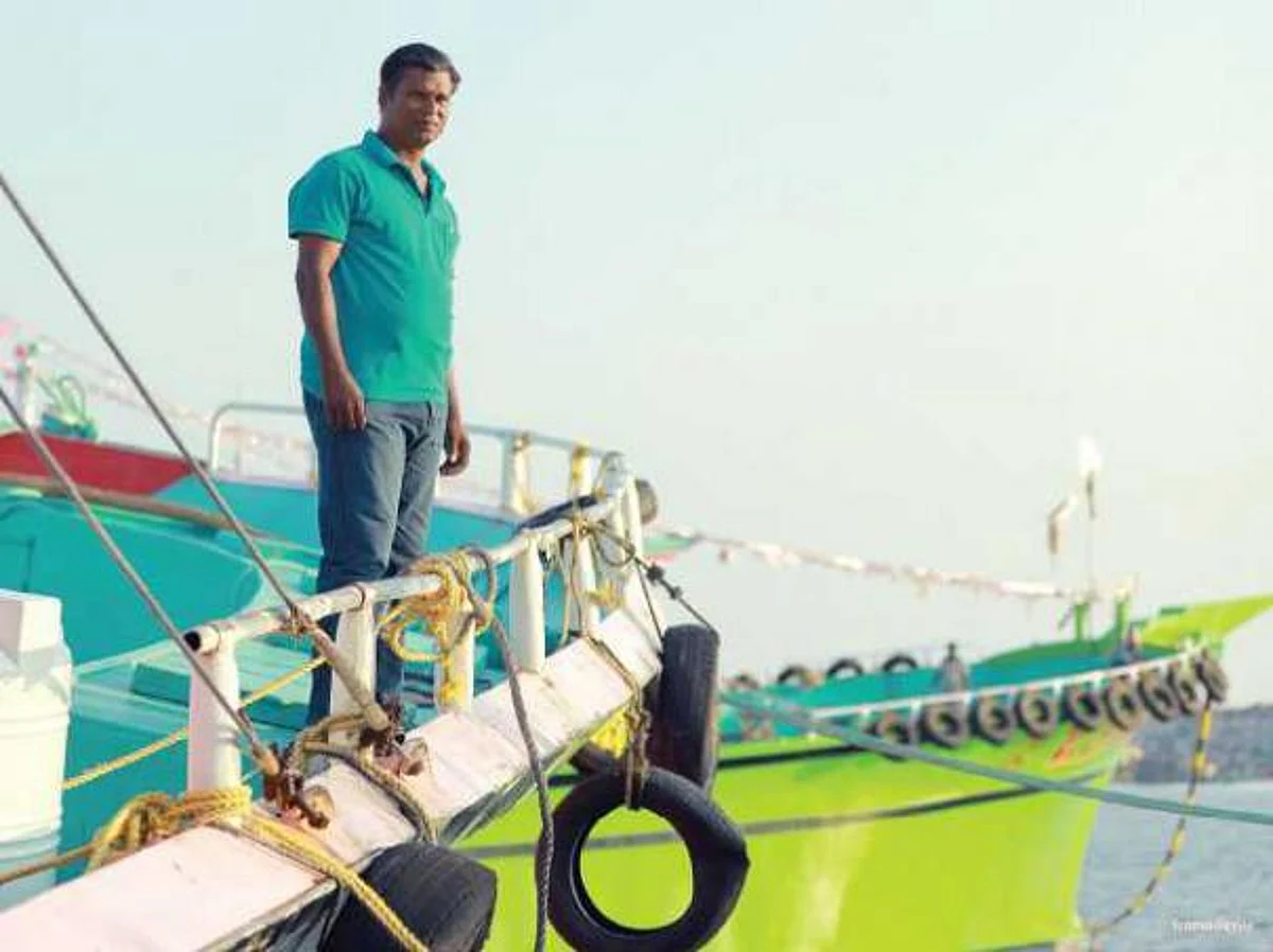 கடலுக்குள் வாசிக்கிறேன்... கரைக்கு வந்து எழுதுகிறேன்..!