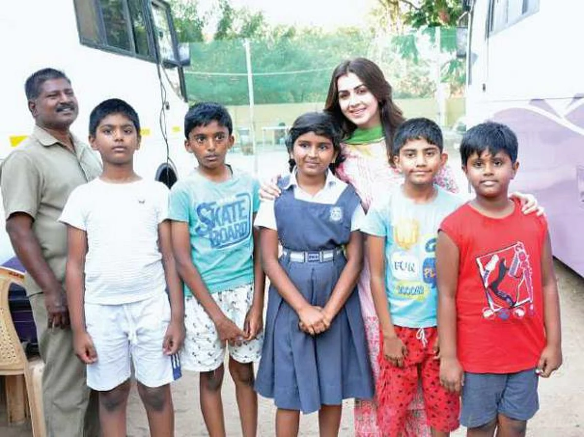 பட்டா பட்டி... படக்குனு லுங்கி!- கலகல ஷூட்டிங்கில் நிக்கி கல்ராணி