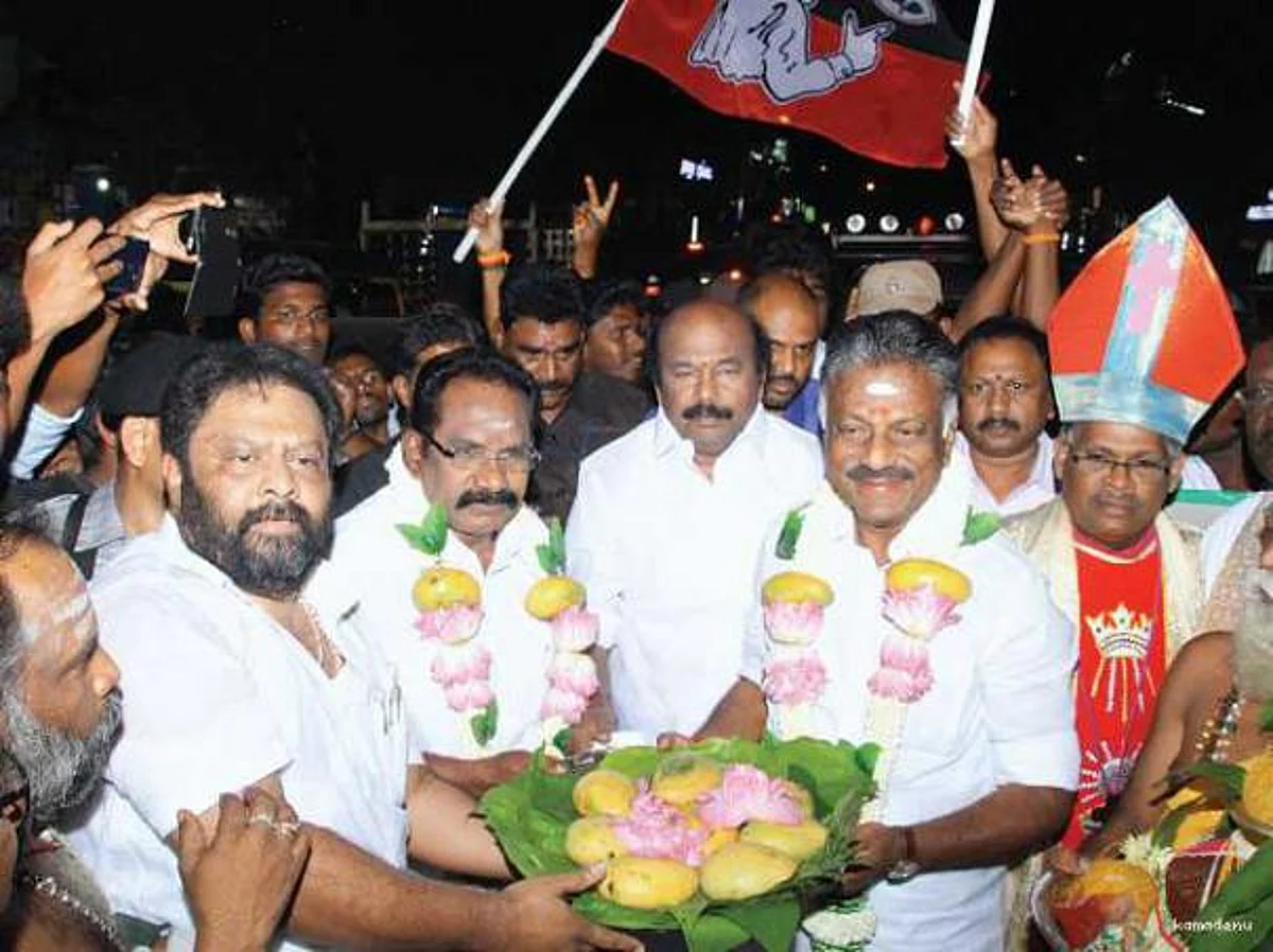 முதல்வராவா உட்கார்ந்தாரு... ஒரு செருப்பு மாதிரி உட்கார்ந்திருந்தாரு- ஓபிஎஸ்ஸுக்கு செல்லூரார் சூட்டிய புகழ்மாலை(!?)