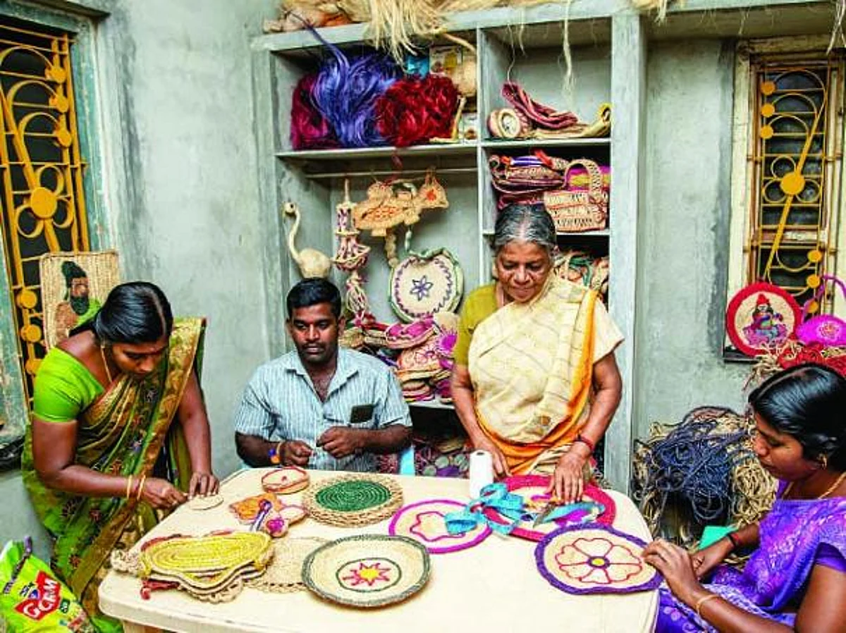 வாழைநார் கொடுத்த வாழ்க்கை!- கைவினைப் பொருட்களால் கரை சேர்ந்த குடும்பம்