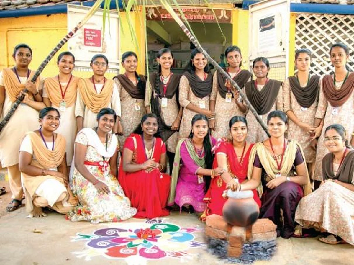 தைப் பொங்கலும் வந்தது... கல்லூரி மாணவிகளின் கலக்கல் பொங்கல்