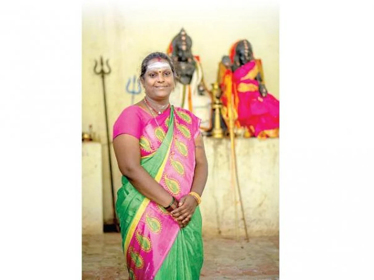 வில்லிசை... ஆன்மிகம்... அரசியல்!- திரும்பிப் பார்க்கவைத்த திருநங்கை