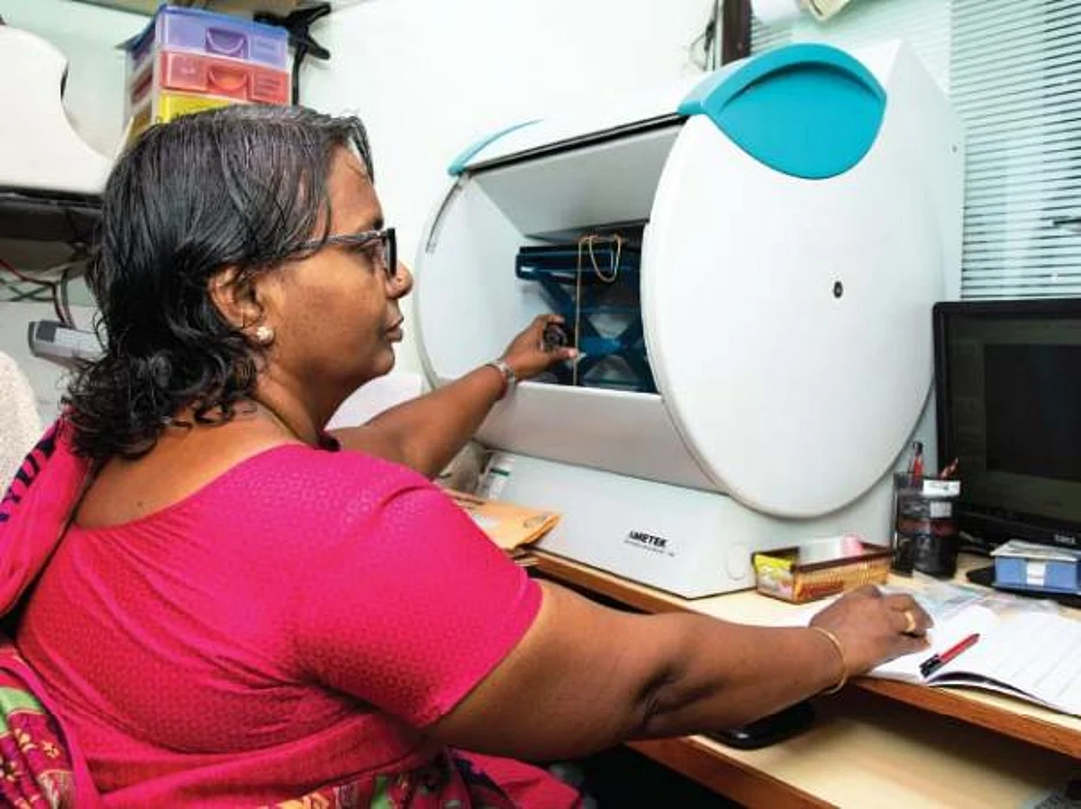 தங்கத்திலே எழுத்தெடுத்து... பொன்னுக்குத் தரம் சொல்லும் பெண் கவி!