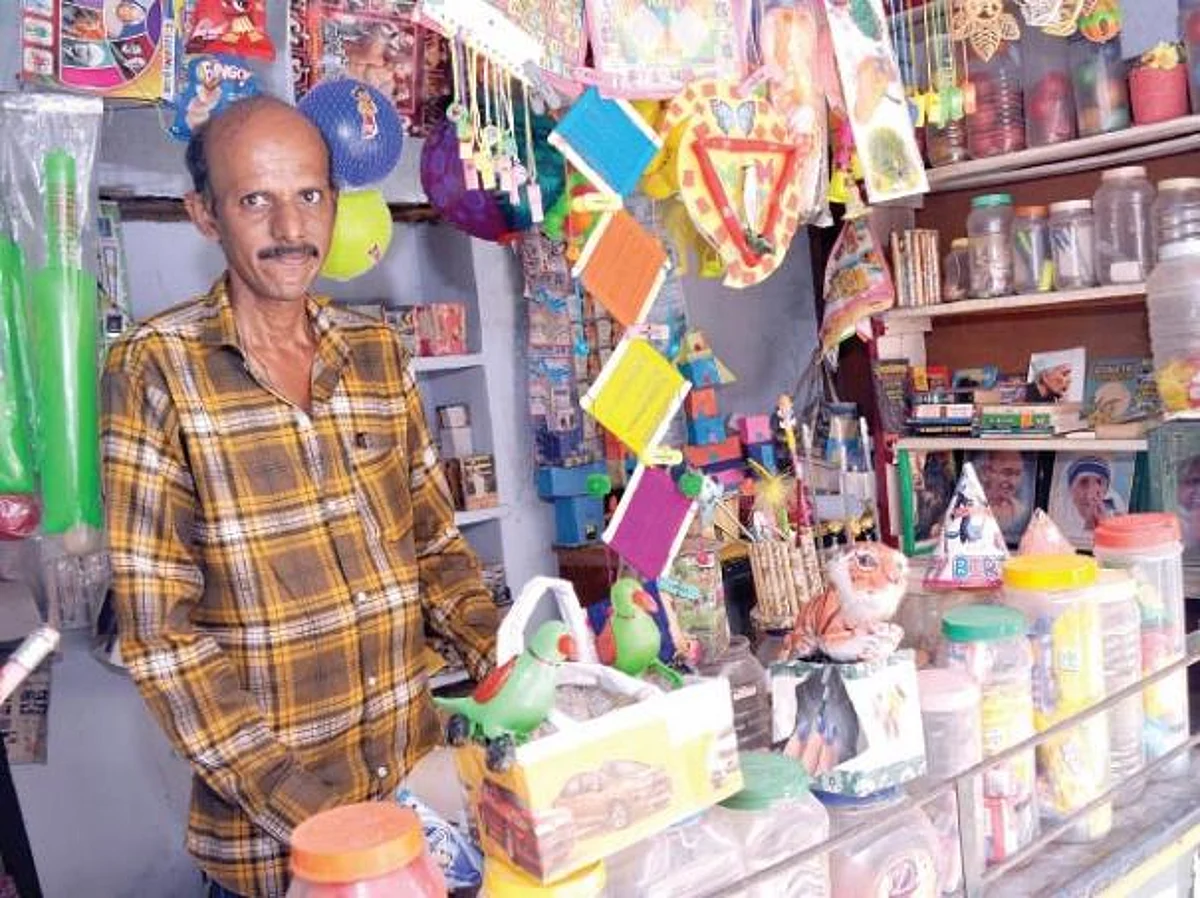 என்னளவுல நான் வசதியாத்தான் இருக்கேன்!- ஸ்டேஷனரி கடைக்குள் ஓர் சமூக சிந்தனையாளர்