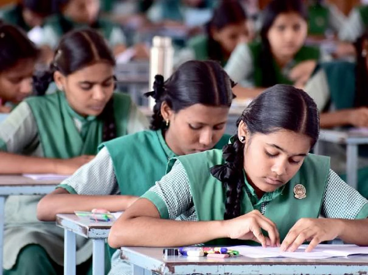 பந்தாடப்படும் பத்தாம் வகுப்பு மாணவர்கள்!- தேர்வு விஷயத்தில் தெளிவற்ற நிலையில் அரசு