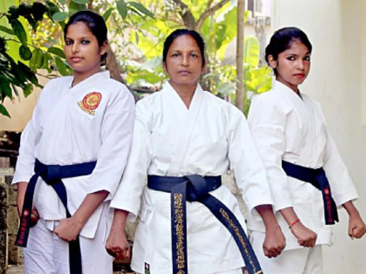 வீடு முழுவதும் விருது கோப்பைகள்!- ‘கராத்தே’ கனவால் உயர்ந்த அம்மா - பிள்ளைகள்