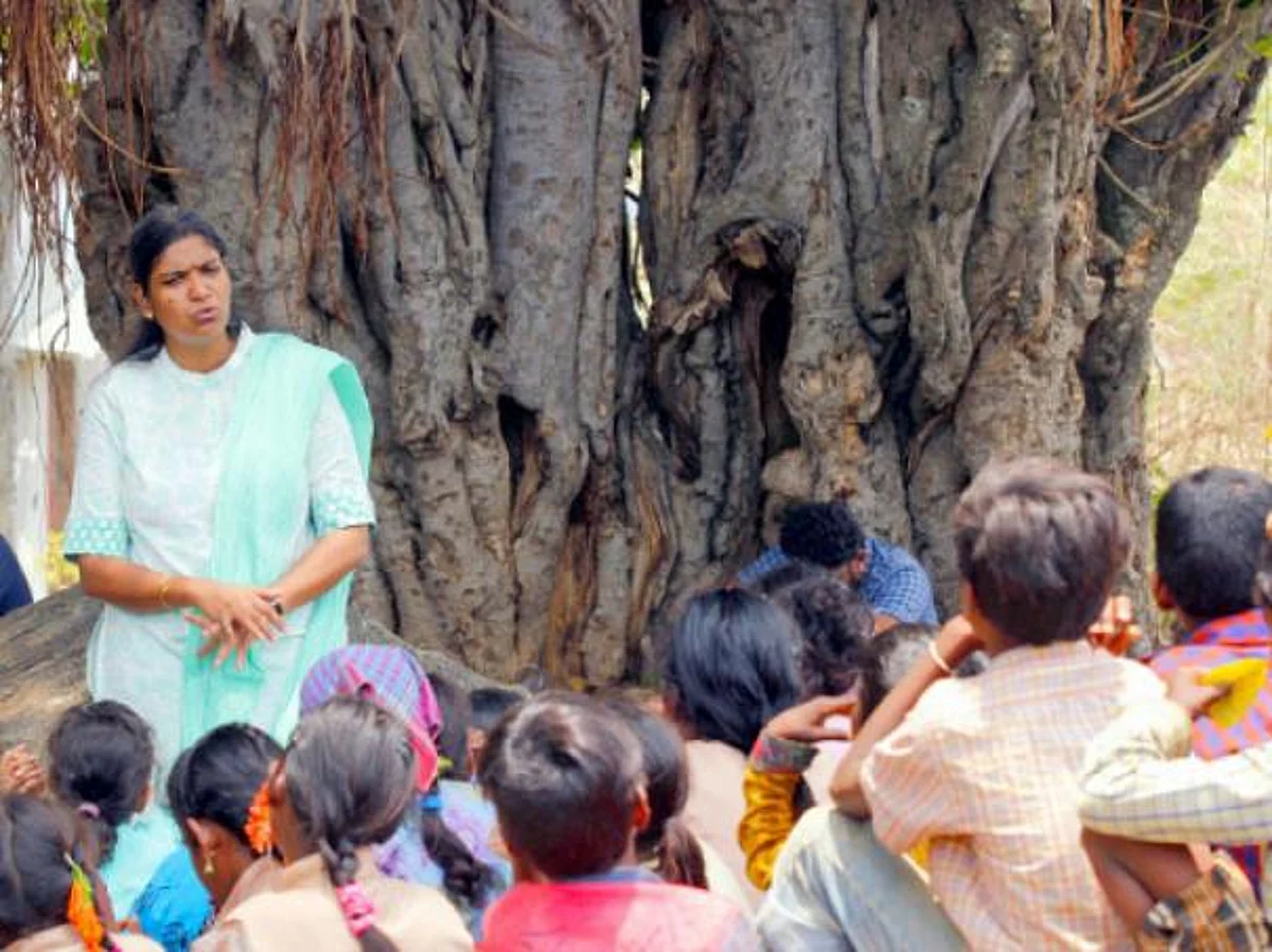 வனக் கதை சொன்ன வனிதாமணி!- பழங்குடிக் குழந்தைகளுக்கு சுவாரசியப் பாடம்