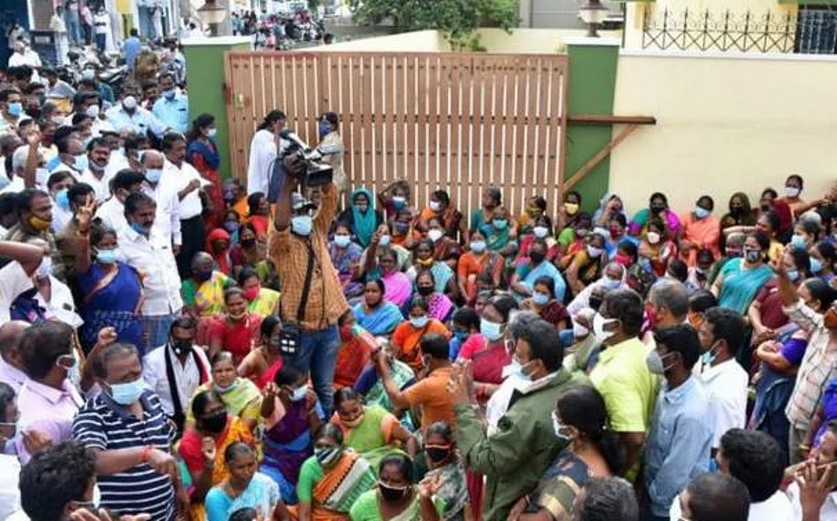 போட்டுக் கொடுத்தது போலீஸ் அதிகாரியா?