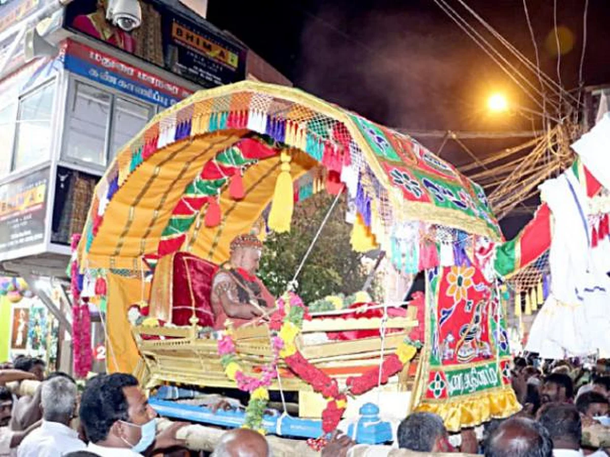 பல்லக்கில் பவனி வந்த மதுரை ஆதீனம்!- முடிசூட்டிய நாளிலேயே வெடித்த சர்ச்சை