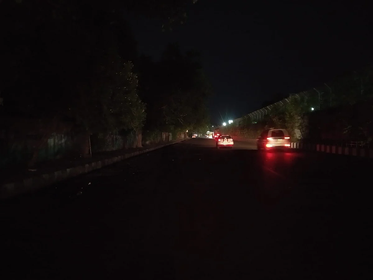 Road to Charbagh Railway station